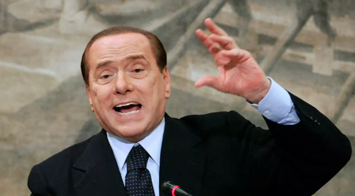 Silvio Berlusconi va demisiona luni?