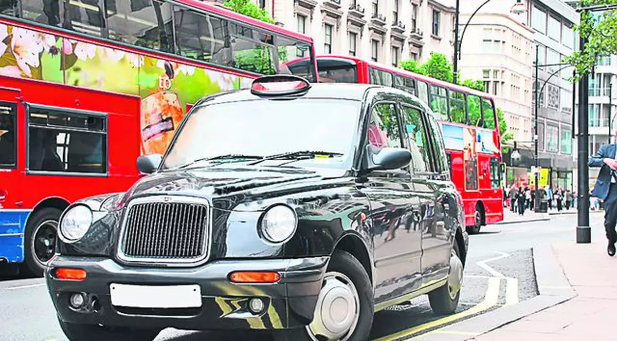 După fiecare călătorie cu taxiul prin Londra, Năstase lasă ciubuc două lire