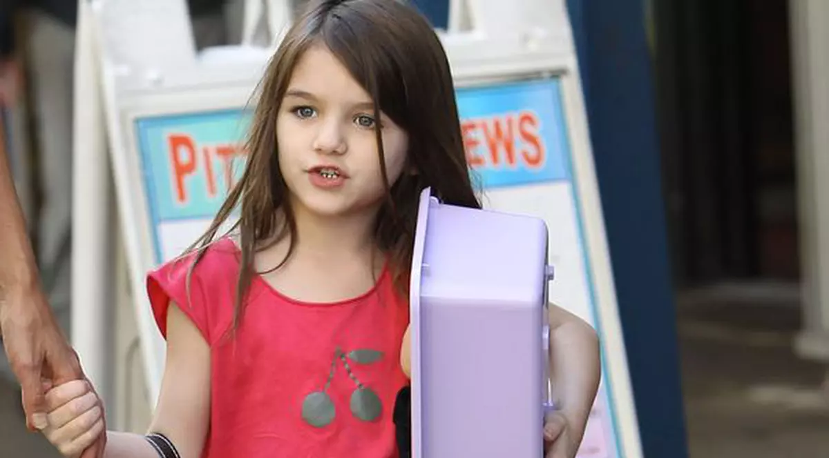 Uluitor! La 5 ani, Suri Cruise scrie o carte pentru copii
