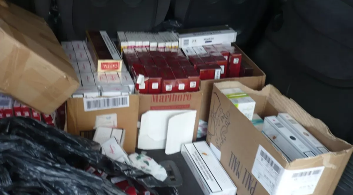 Țigări de contrabandă găsite în casa șefului de cabinet al IPJ Arad