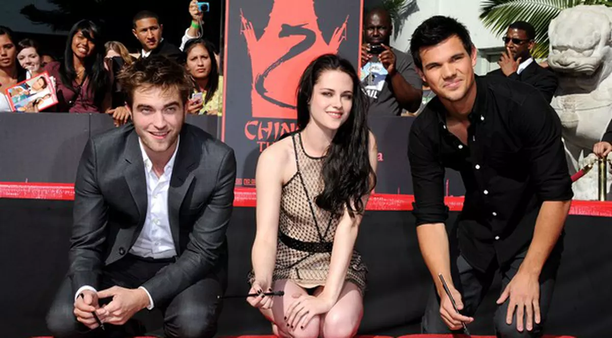 Foto | Tineri şi celebri! Actorii din "Amurg" şi-au lăsat amprentele în cimentul de la Hollywood