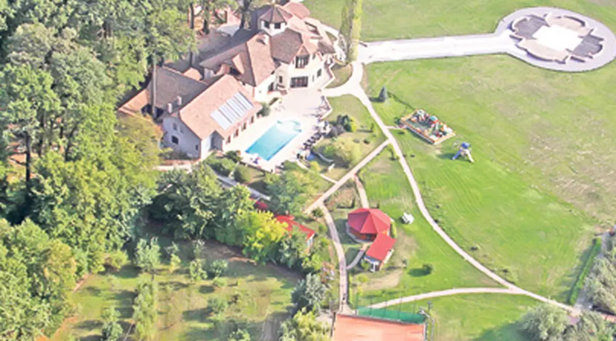 Soţii Truică se bat pe un palat ca-n vise