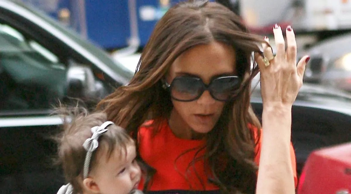 Foto | Victoria Beckham nu se mai satură de micuţa Harper Seven