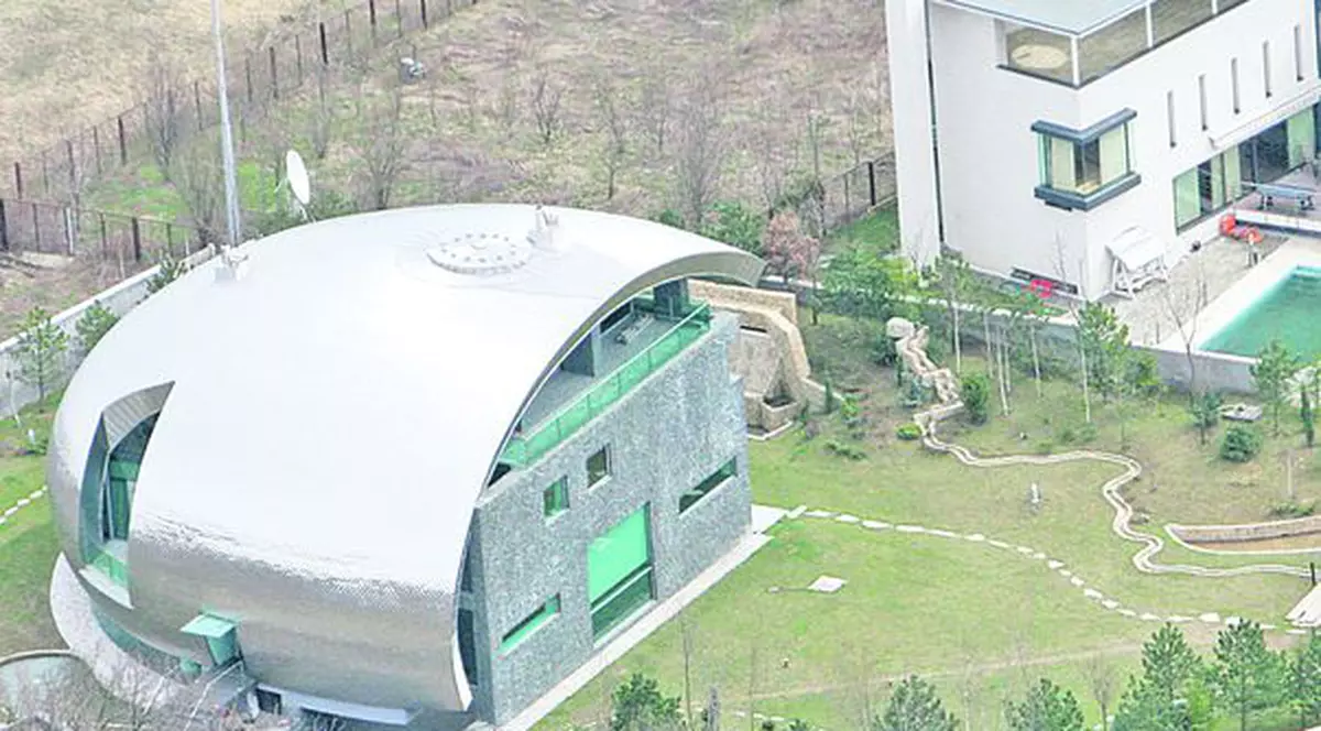 Gică Popescu şi-a vândut vila "OZN" cu 2.000.000 €!