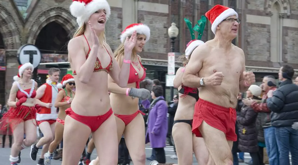 Moș Crăciun e sărac anul acesta? De ce aleargă în chiloți pe stradă?  FOTO