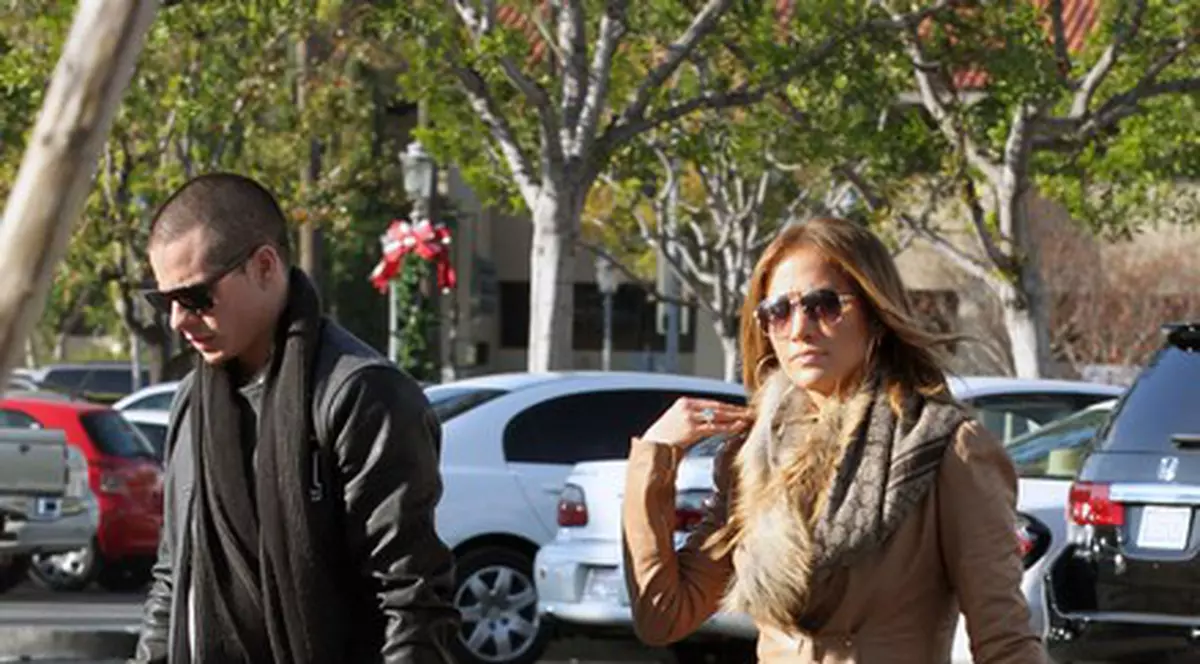 Jennifer Lopez își răsfață iubitul! Află unde au fost împreună la cumpărături | FOTO