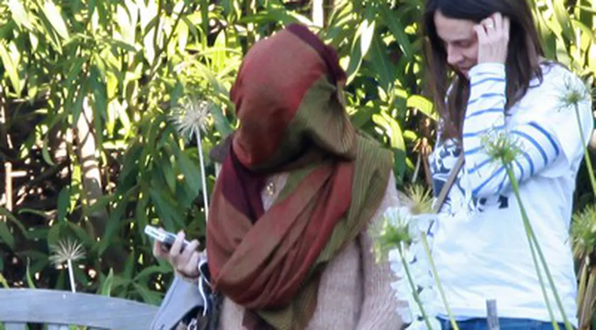 Ce disperată! S-a înfășurat toată cu fularul ca să n-o fotografieze paparazzii nemachiată! Știi despre cine este vorba? | FOTO