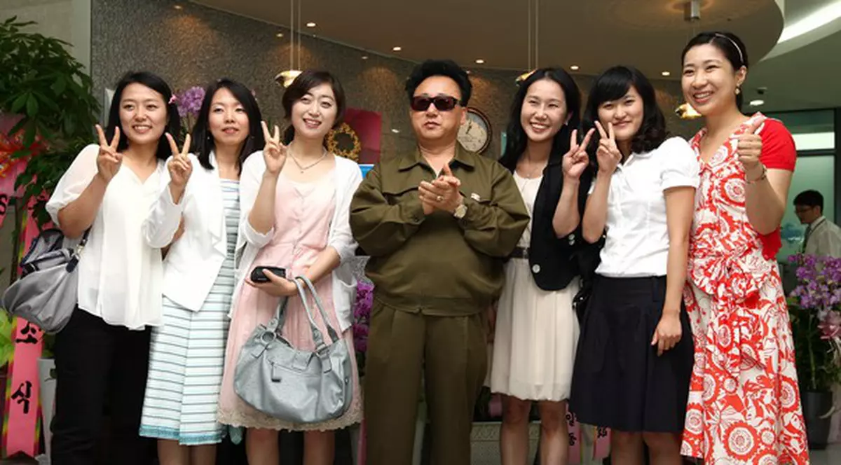 Incredibila poveste a sosiei lui Kim Jong-Il: "Mă simt gol, ca şi cum o parte din mine a murit" | FOTO