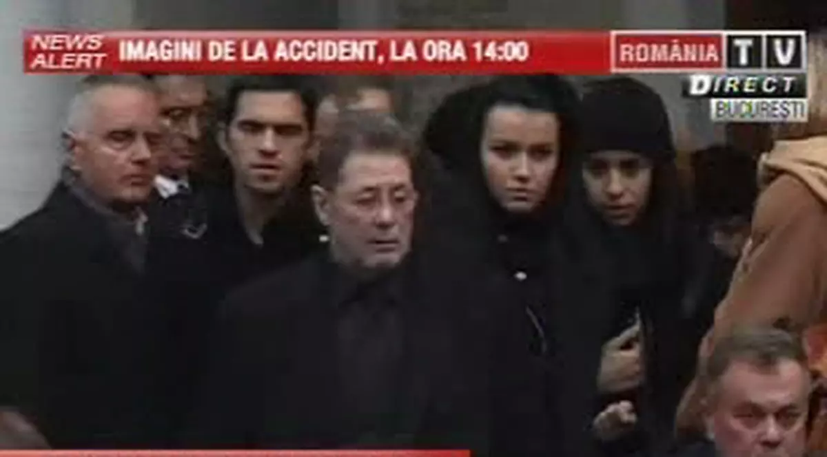 Iată-l pe Cornel Dinu, răvăşit de suferinţă, conducându-şi soţia pe ultimul drum! FOTO
