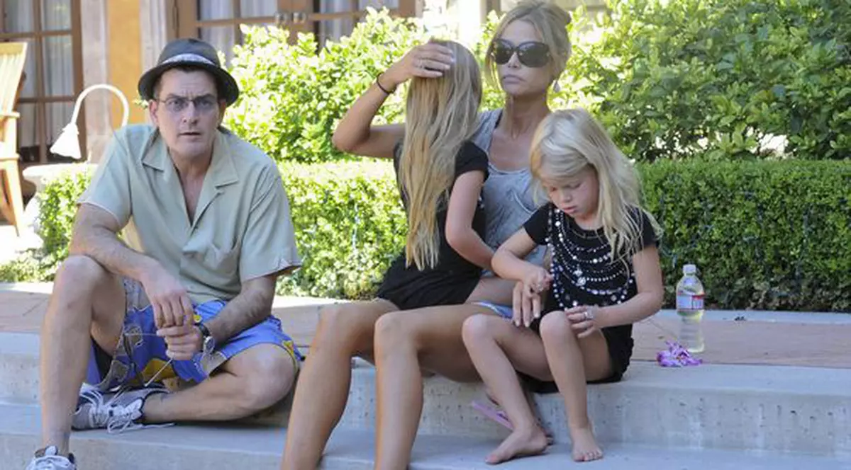 Se împacă? Charlie Sheen și Denise Richards petrec împreună vacanța de iarnă