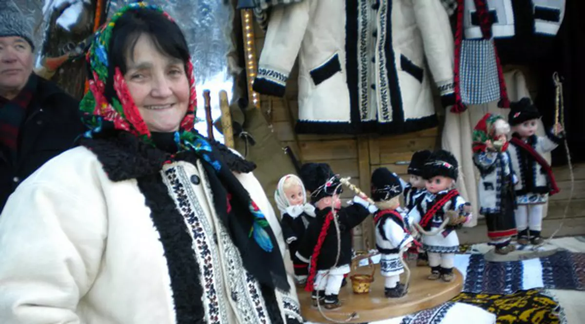 Ea îmbracă păpuşile în costume populare | FOTO