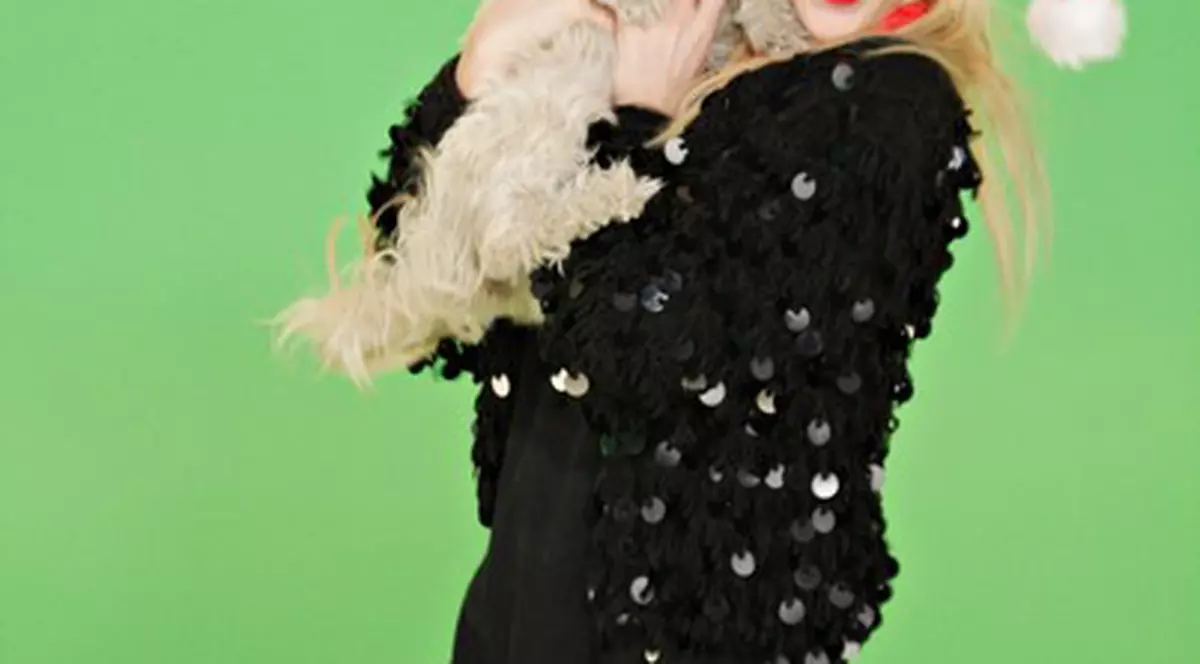 Delia și-a pus cățelul cu botul pe labe