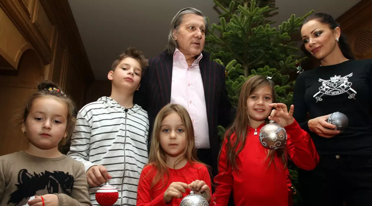 Ilie Năstase, Brigitte Sfăt şi copiii lor au împodobit bradul de Crăciun / FOTO