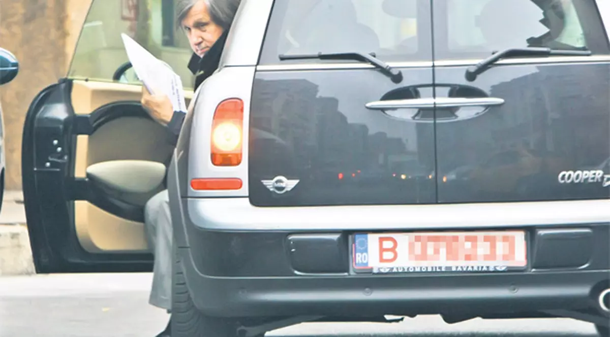 Ilie Năstase i-a dăruit Brigittei Sfăt, iubita lui, o maşină cochetă