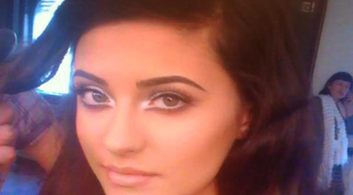 O recunoașteți? Cine credeți că este frumusețea din imagine? 