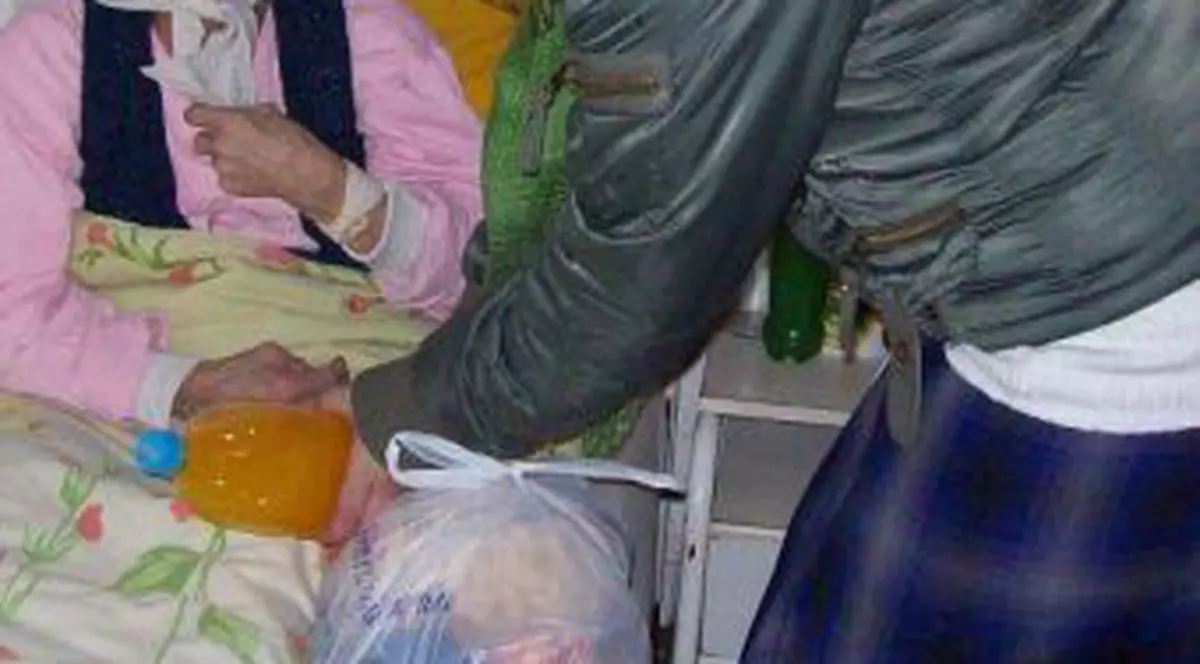 Daruri de Crăciun pentru bătrâni şi copiii sărmani 