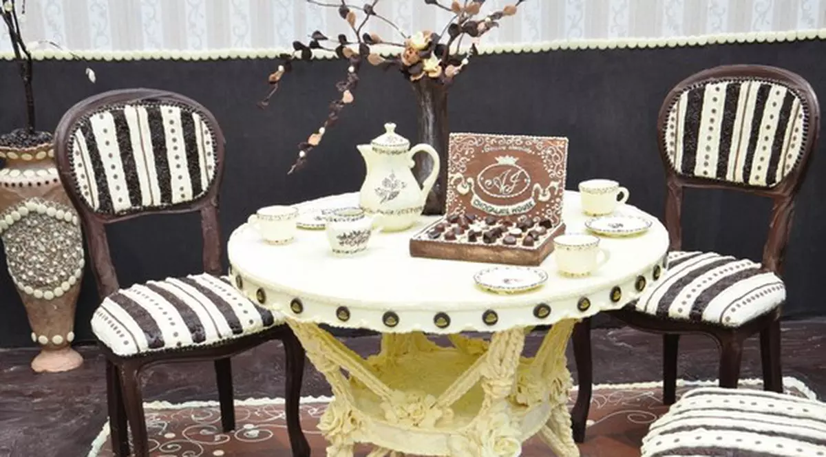 E real! Poftiţi la ronţăit mese şi scaune din ciocolată | FOTO