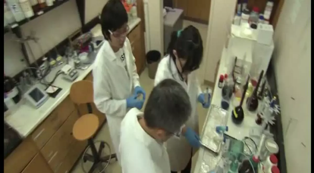 Doi ingineri chinezi au inventat hainele care se curăţă singure