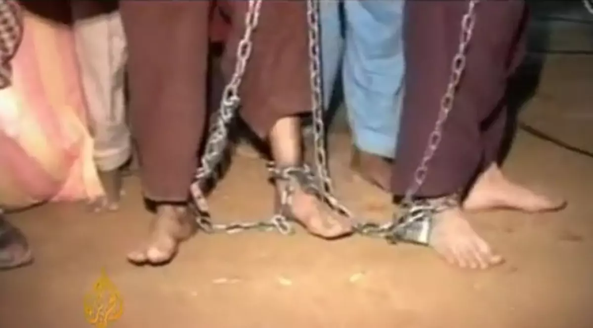 Şocant! Copii ţinuţi în lanţuri şi înfometaţi | VIDEO