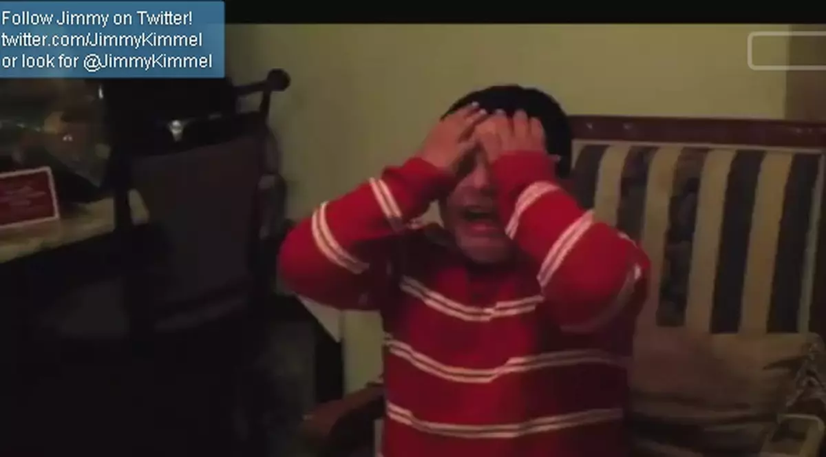 Ce părinţi sadici! Şi-au necăjit copiii cu cadouri la mişto | VIDEO