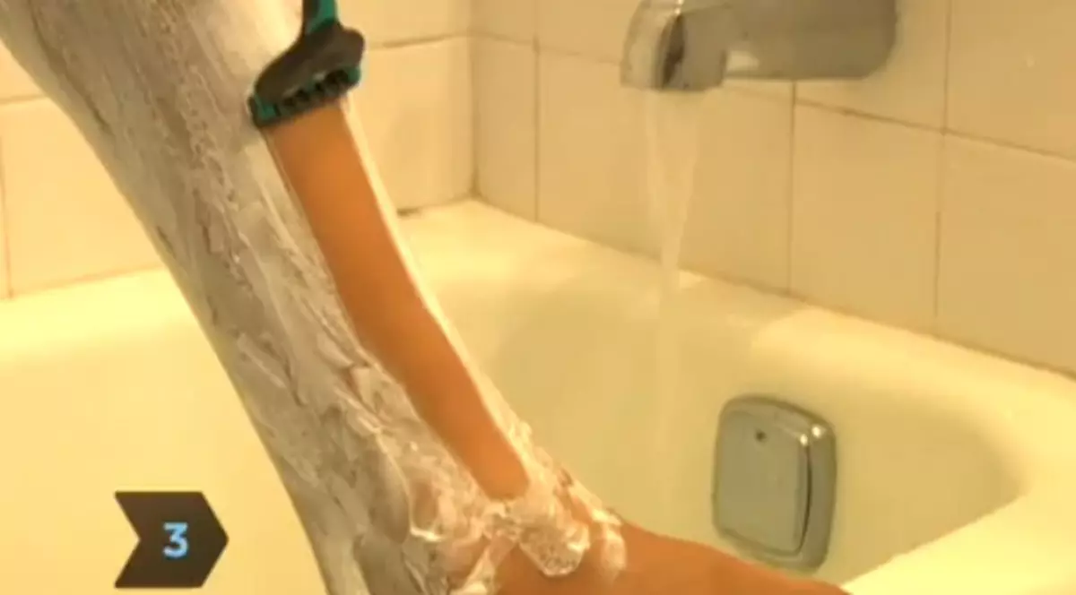 Există instrucţiuni pentru orice. Uite cum să te razi pe picioare | VIDEO