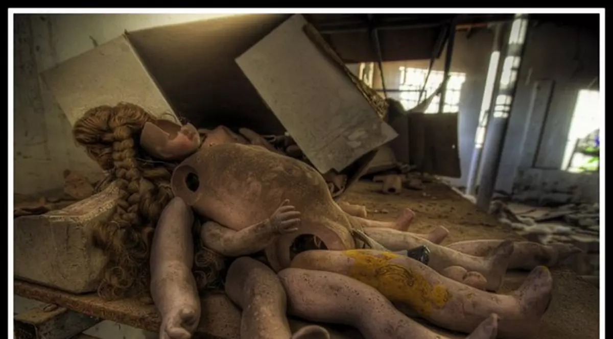 Mai tare decât un film horror! Imagini fantomatice dintr-o fabrică de păpuşi! | FOTO