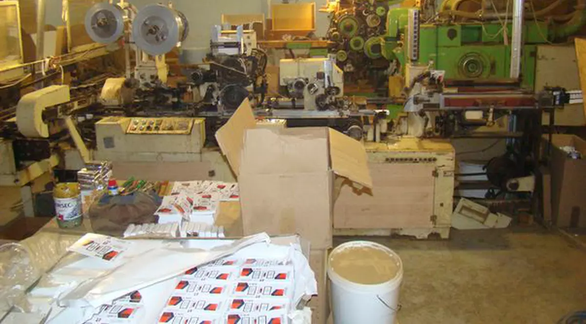 Aşa arăta fabrica ilegală în care se produceau milioane de ţigarete de contrabandă | FOTO