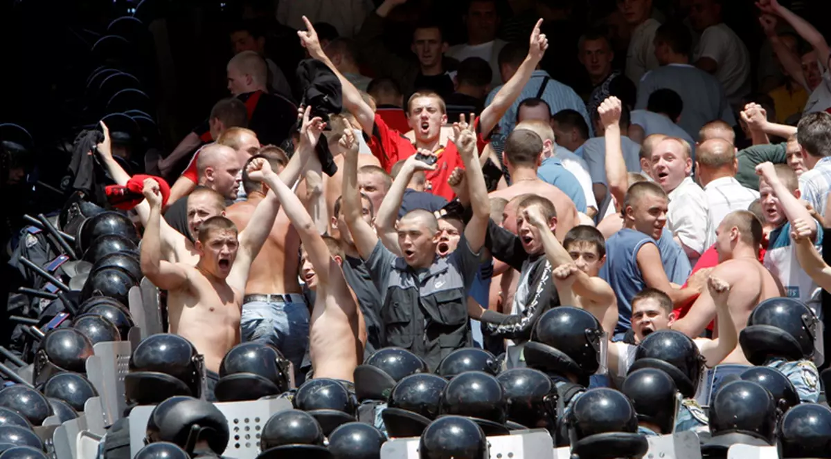 Nouă lege pentru combaterea huliganismului a trecut de Camera Deputaţilor