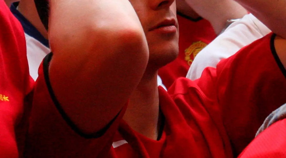 O suporteră a echipei Manchester United îşi riscă viaţa pentru a asista la meciuri