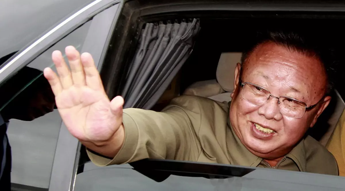 Kim Jong-il, ”liderul iubit”, dădea petreceri cu rusoaice, coniac și creveți