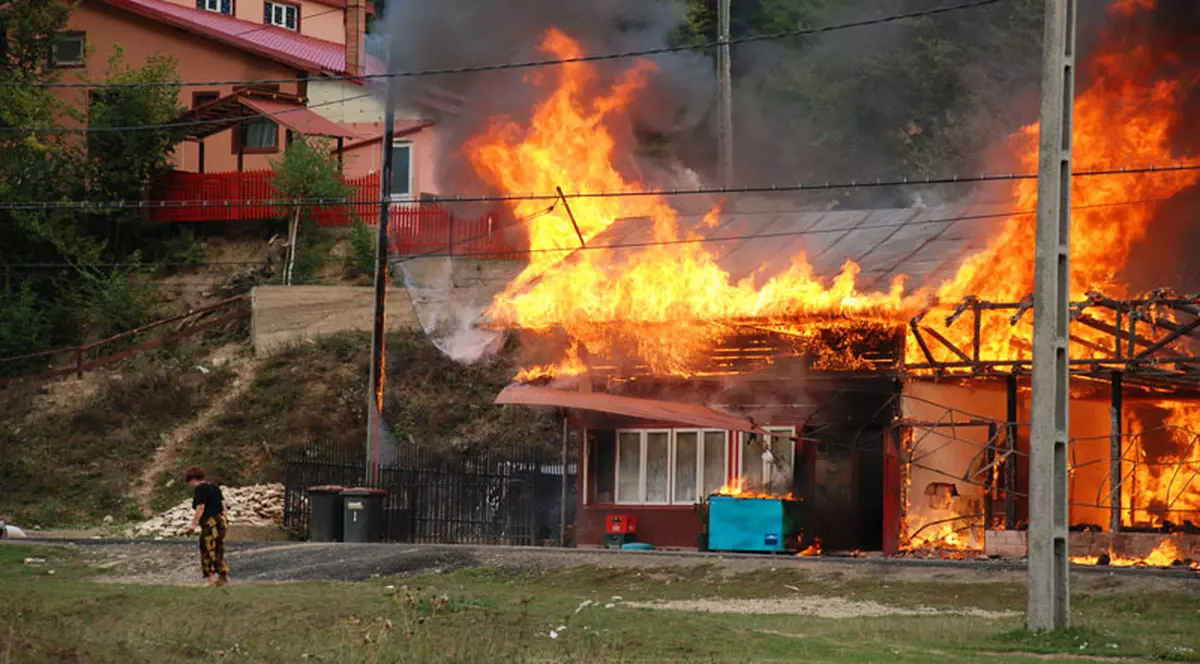 Două case în care locuiau mai multe familii cu copii, distruse într-un incendiu