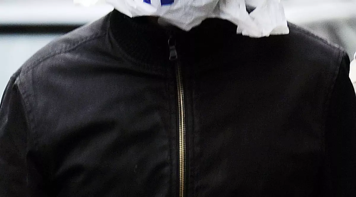 Logodnicul actriţei Kate Hudson, cu o pungă pe cap, pe stradă! Vezi ce a păţit | FOTO