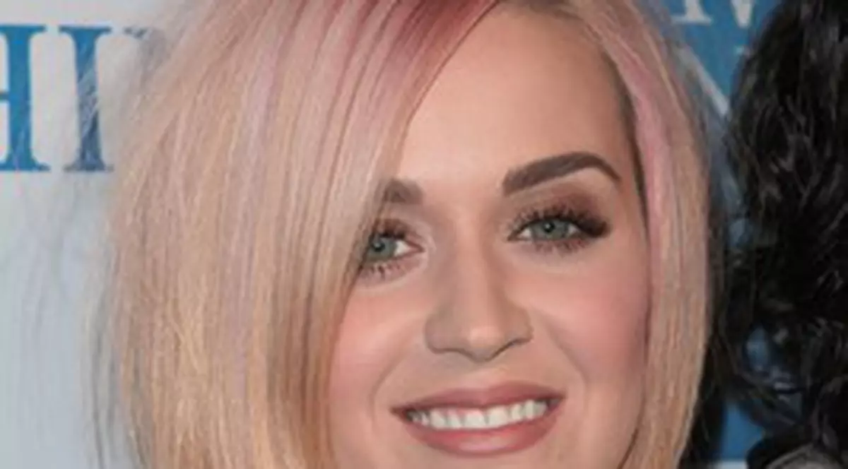 Katy Perry şi-a schimbat look-ul. Îţi place cum îi stă? FOTO