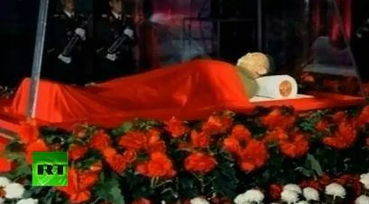CULMEA ÎNDOCTRINĂRII! "Şi natura şi-a luat adio de la Kim Jong-il" Vezi cum e plâns dictatorul şi de păsările cerului!    
