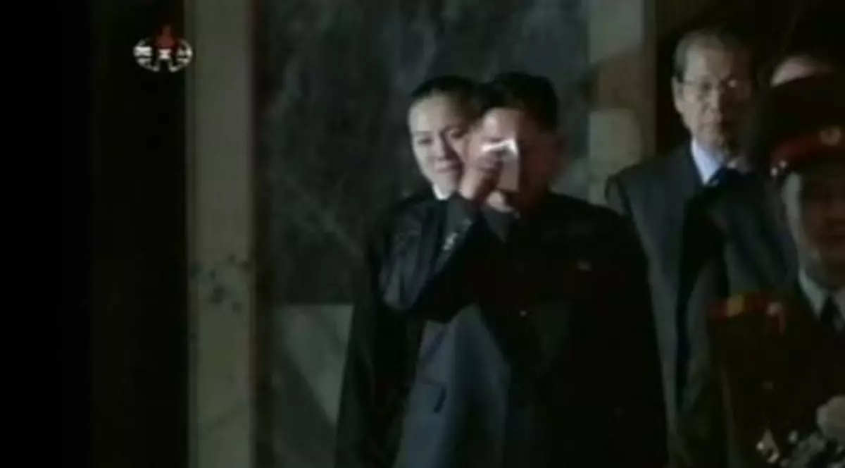 Kim Jong-un își plânge tatăl cu lacrimi de crocodil! VIDEO