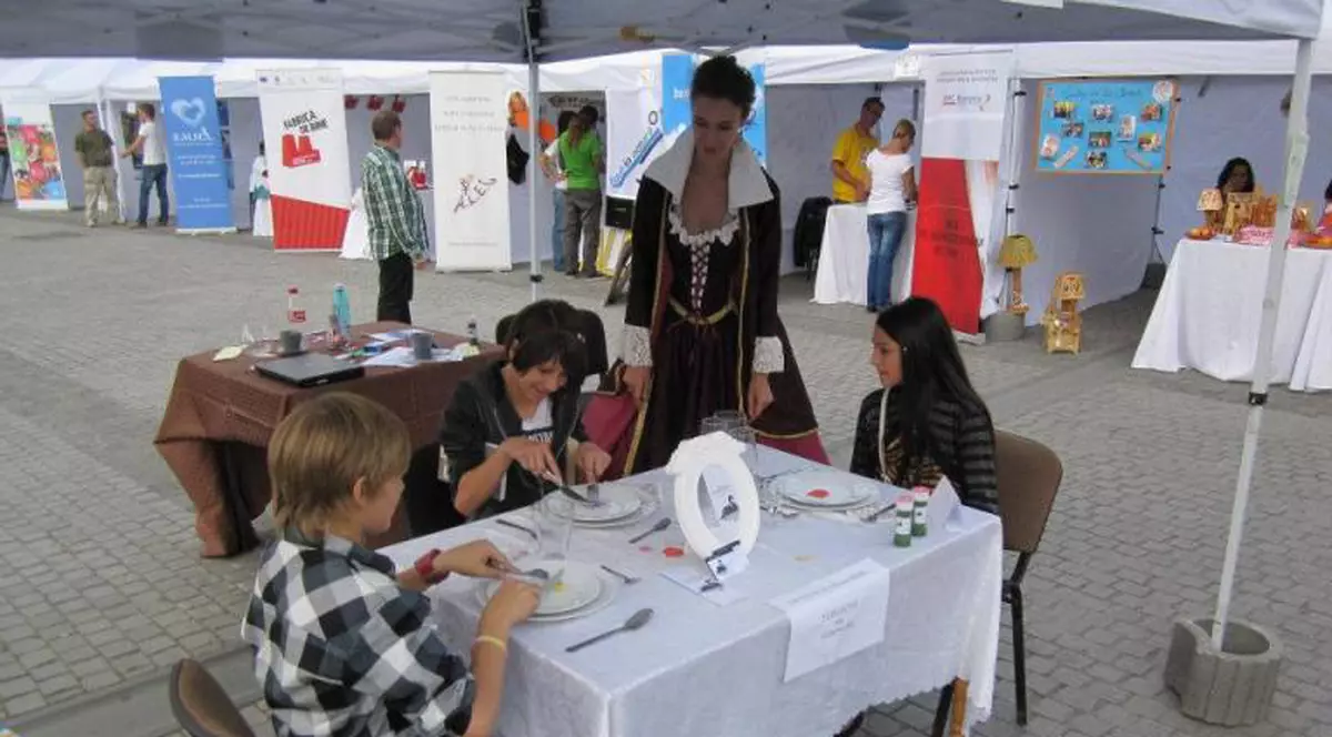 Lecţii de bune maniere, într-un mall din Capitală