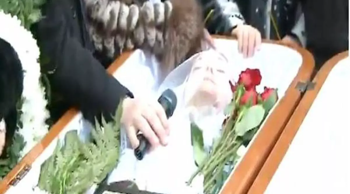 Mălina Olinescu, înmormântată pe acordurile piesei "Je T'Aime" şi cu microfonul pe piept | VIDEO