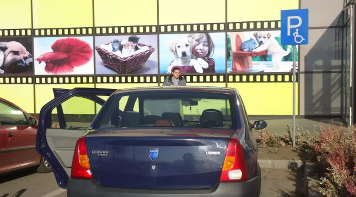 Maşina deputatului PDL, Eugen Uricec, parcată pe un loc destinat persoanelor cu handicap