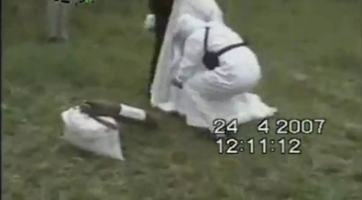 Cuplu de însurăţei auncă în aer o bază militară americană | VIDEO