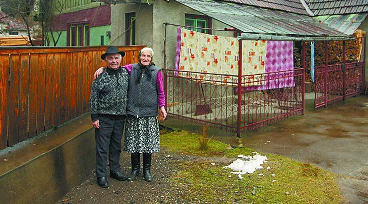 Tatăl lui Emil Boc a suferit o comoţie cerebrală. Premierul se află la Cluj-Napoca