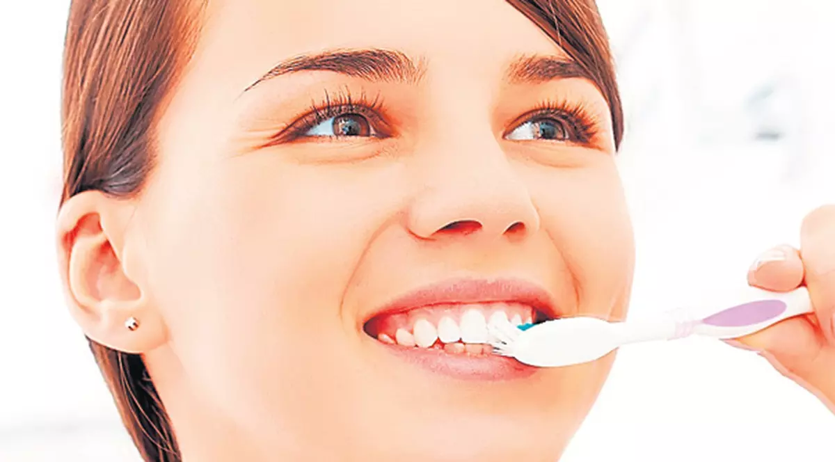 Folosiţi o periuţă cu păr moale