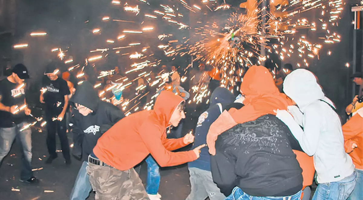 Nu aruncaţi petarde în scara blocului! Riscaţi amenzi usturătoare şi chiar puşcăria