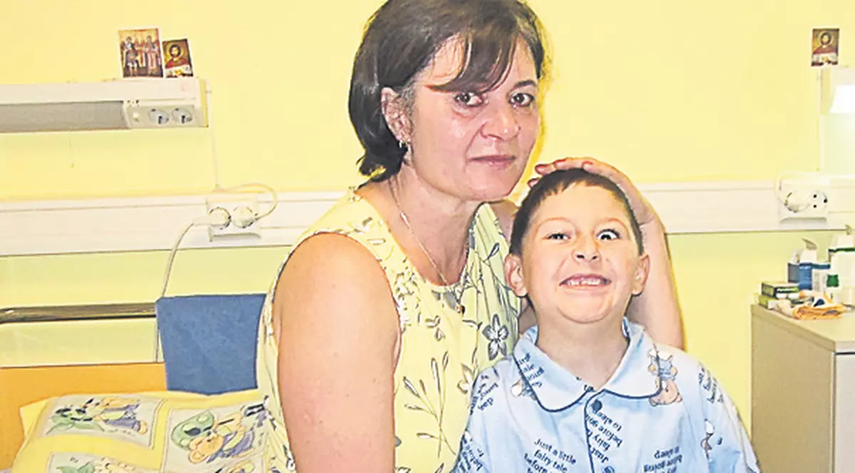 Operaţie în premieră mondială: dr. Gheorghe Burnei i-a "reparat" mâna unui pianist de 7 ani