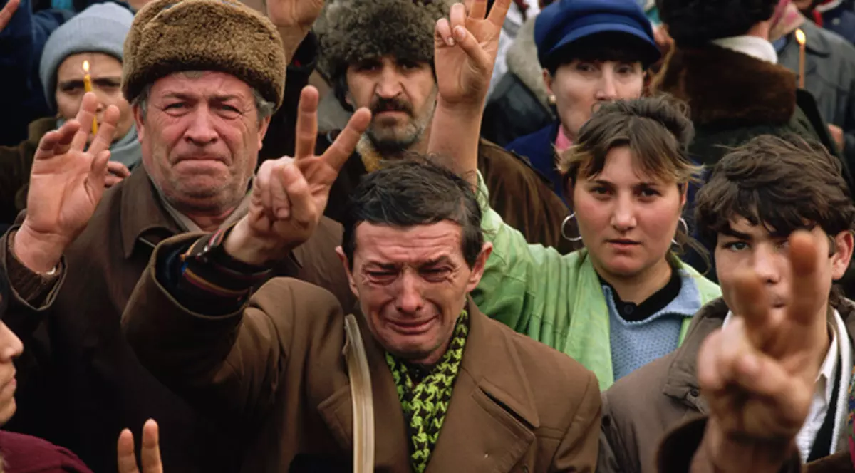 De ce plânge acest bărbat? | Misterul celebrei fotografii de la Revoluție care i-a adus un Pulitzer lui David C. Turnley