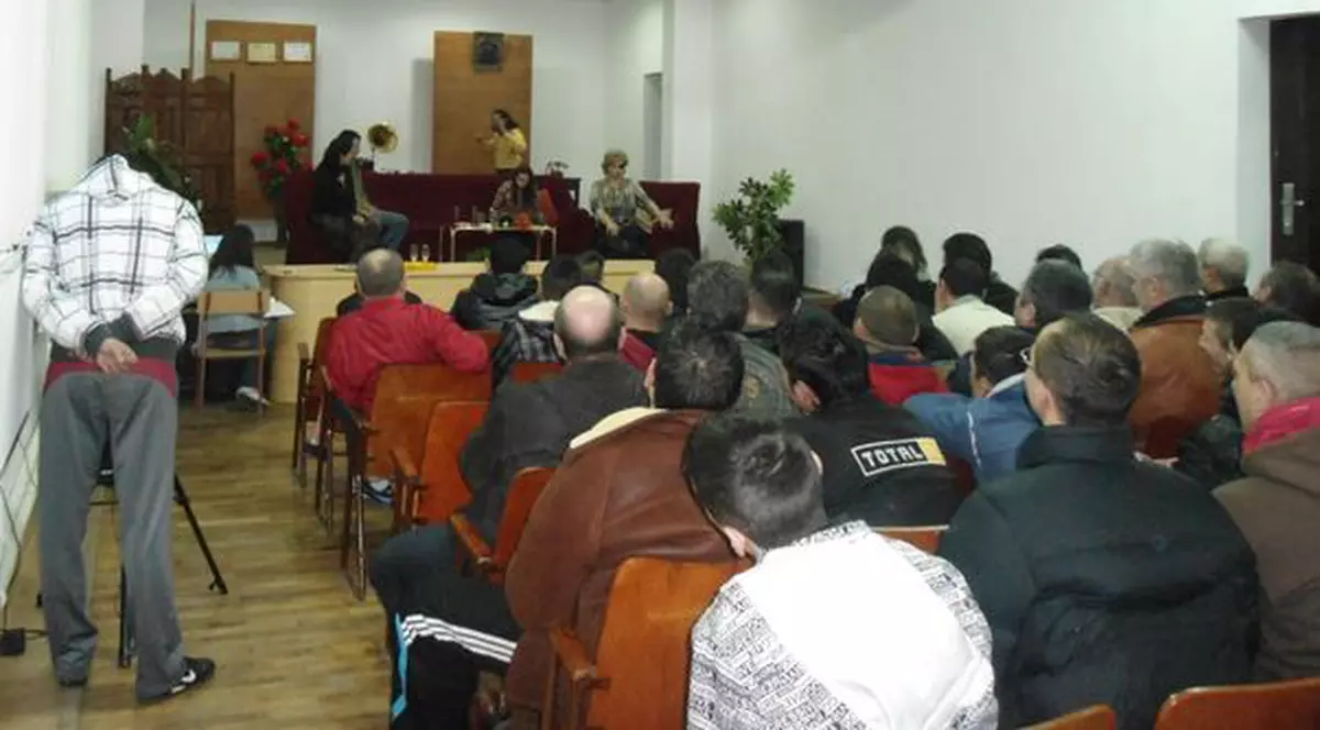 Puşcăriaşii de la Jilava au primit în dar de la Moşul o comedie despre soacre