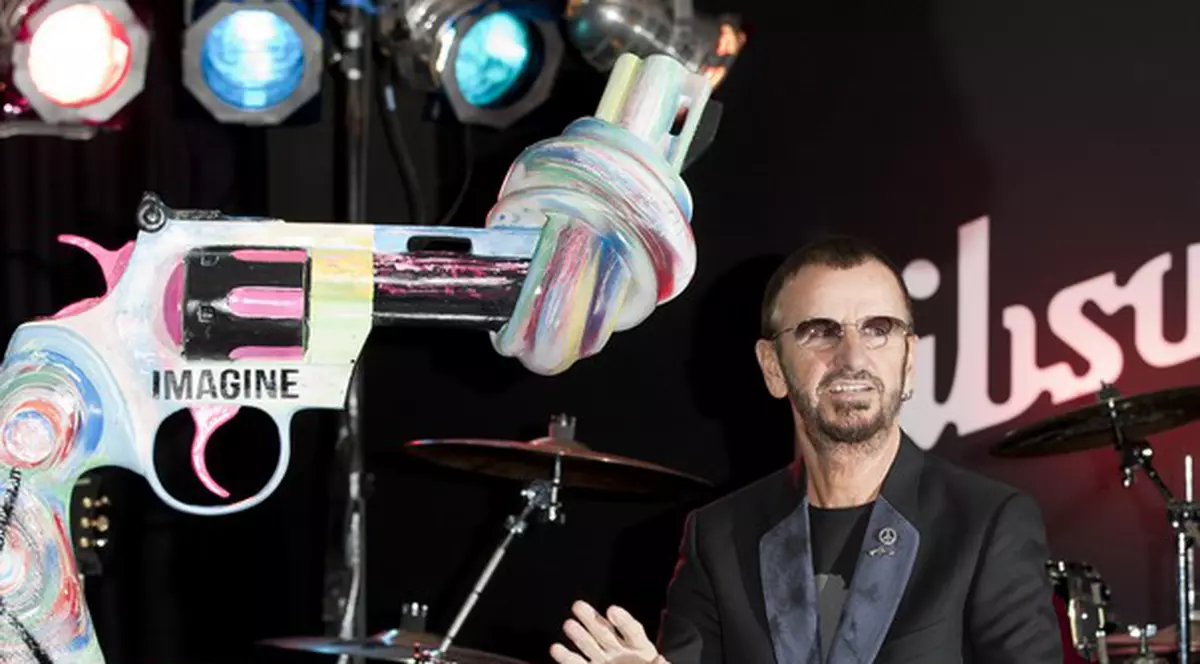Ringo Starr a făcut o statuie în formă de pistol, în memoria lui John Lennon | FOTO