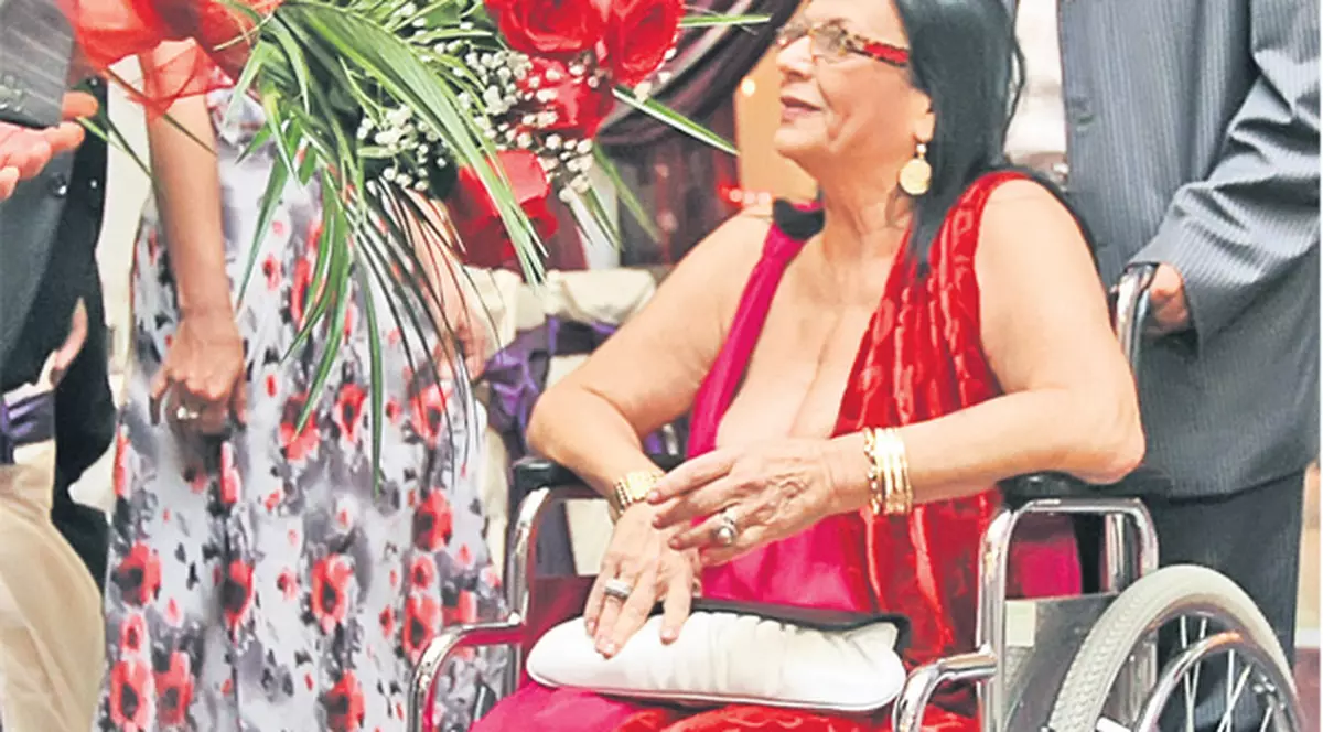 După ce i-a fost amputat membrul stâng, soţia lui Cornel Dinu are acum cangrenă şi la piciorul drept