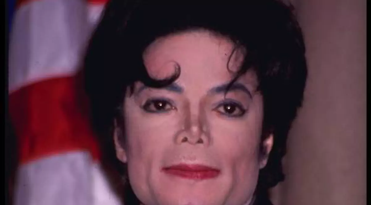 Ce le mai trece prin cap! Minge de ruletă din părul lui Michael Jackson