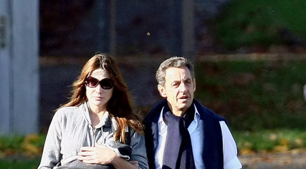 Carla Bruni şi-a luat fetiţa şi a plecat de acasă! Tocmai în Maroc!