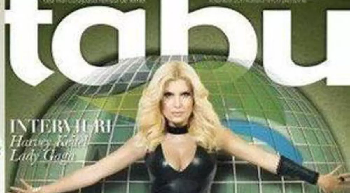 Elena Udrea își face cizmele cu cremă! Ce ai vrea să-i pună Moșul în ele?